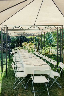 Düğün masası. Düğün töreni için taze çiçek süslemeleri.