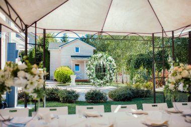 Düğün merasimi için taze çiçek süslemeleri..