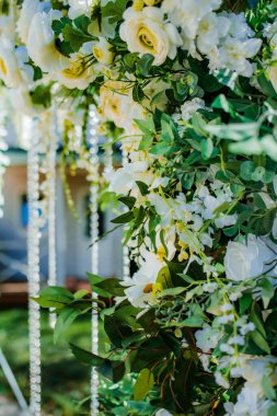 Düğün töreni için taze çiçek süslemeleri.