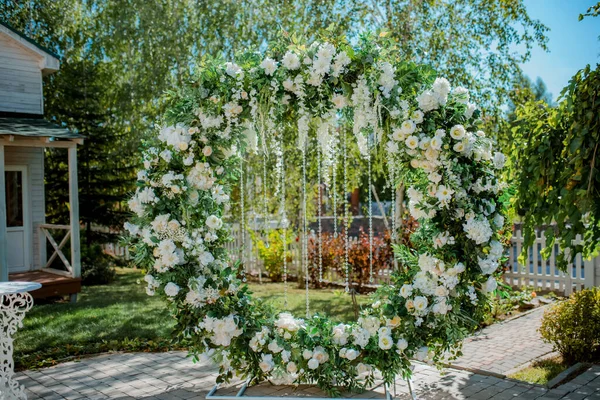 Świeże Dekoracje Kwiatowe Ceremonię Ślubną — Zdjęcie stockowe