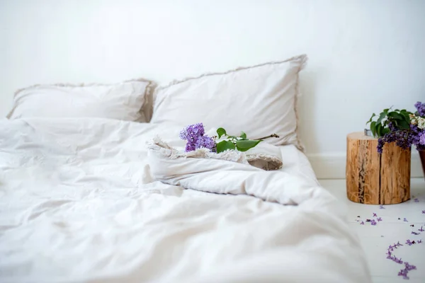 Bed Beautiful White Crumpled Linenlinens White Bedroom Lilac Flowers Working — ストック写真