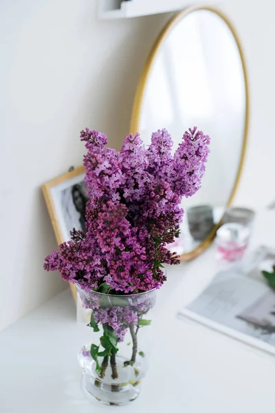 Işıl ışıl bir vazoda taze leylak dalları