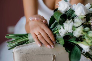 Gelinin elinin yakın çekimi. Düğün - Gelin ve damat düğünü - Romantik ve güzel düğün dekorasyonu.