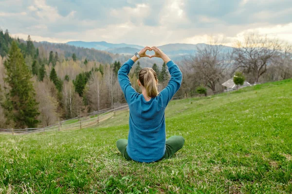 Güzel genç kız yol kenarında dinleniyor.