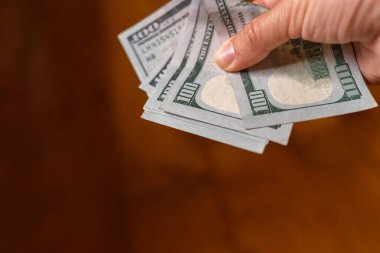 Bir dolarlık banknot. Dolar. Kağıt para, para, nakit. Yakın plan. finans, ödemeler, ticaret, mali işlemler kavramları, mevsimlik indirimler, kriz.