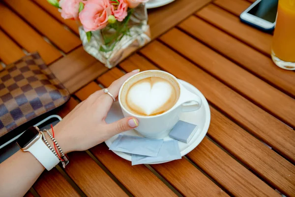 Белая Чашка Горячего Кофе Паром Столе Размытом Фоне Кафе Фотография — стоковое фото