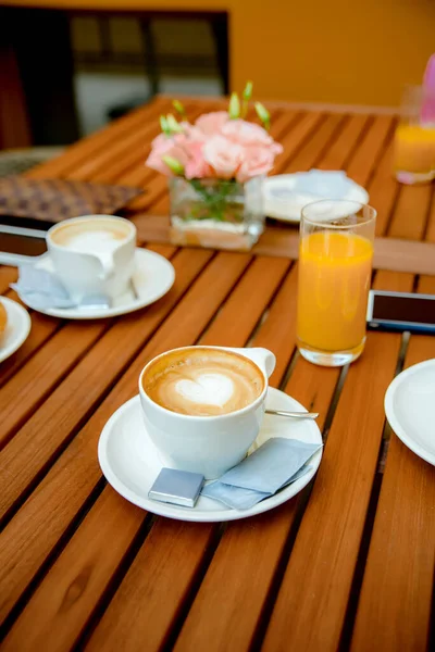 Weiße Heiße Kaffeetasse Mit Dampf Auf Dem Tisch Vor Verschwommenem — Stockfoto