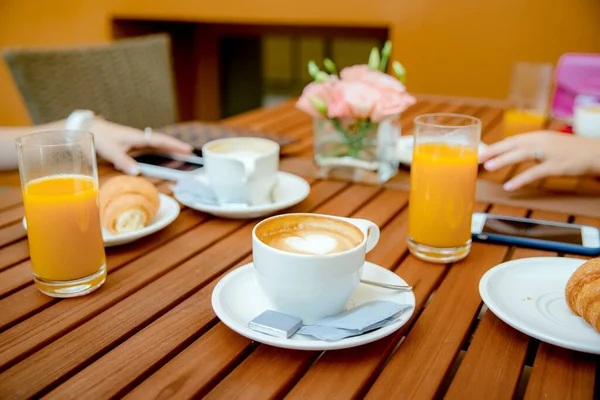 Taza Café Caliente Blanco Con Vapor Mesa Fondo Borroso Café —  Fotos de Stock