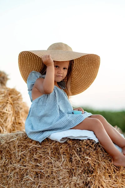 Little Girl Field Hay Rolls Sunset — Stock Photo, Image