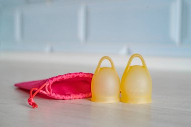 Banyodaki regl bardağının yakın çekimi..