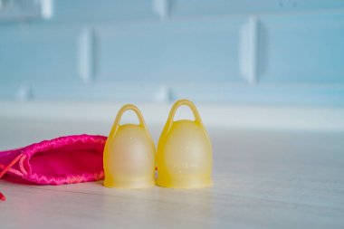 Banyodaki regl bardağının yakın çekimi..