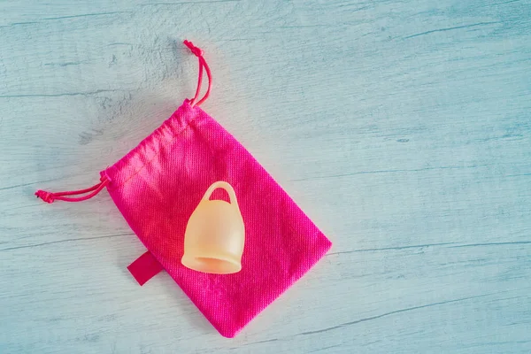 Banyodaki regl bardağının yakın çekimi..