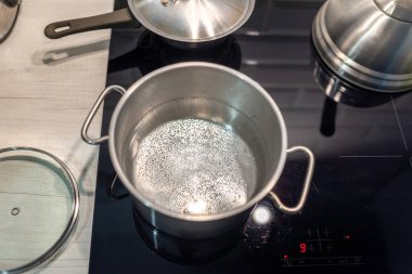 Kaynar suyla metal şenlik ateşi. Yemek hazırlığı.