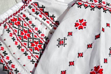 Kırmızı ve siyah ipliklerle işlenmiş el yapımı vyshyvanka gömleği. Ukrayna 'nın ulusal kıyafetleri. Yakın çekim, boşluğu kopyala.