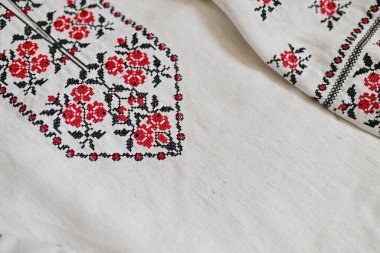 Kırmızı ve siyah ipliklerle işlenmiş el yapımı vyshyvanka gömleği. Ukrayna 'nın ulusal kıyafetleri. Yakın çekim, boşluğu kopyala.