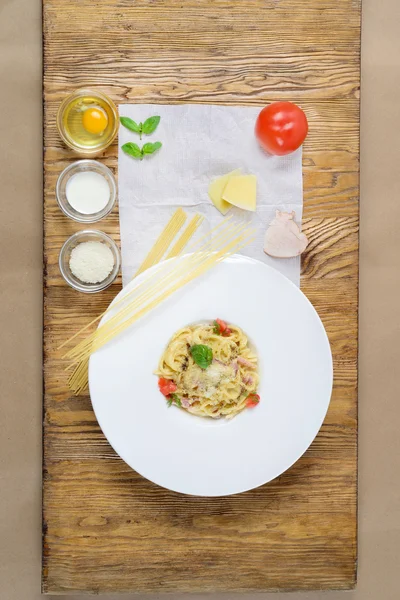 makarna carbonara beyaz plaka