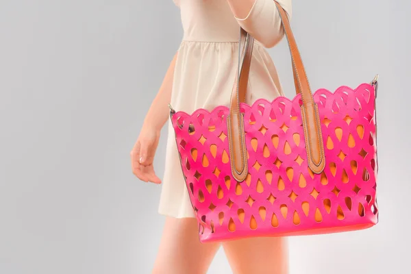 genç kadın holding alışveriş çantası