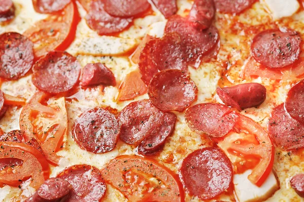 Domates ve sosis ile stodge pizza closeup 