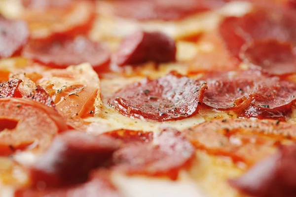Sosis dilim ile pizza closeup