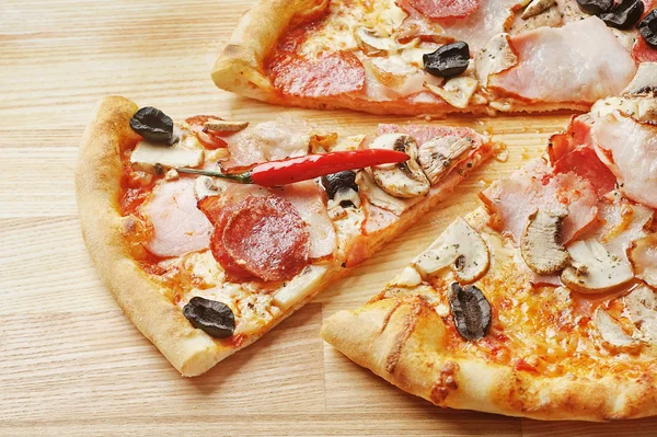 ホット イタリアのピザのスライス ストックフォト