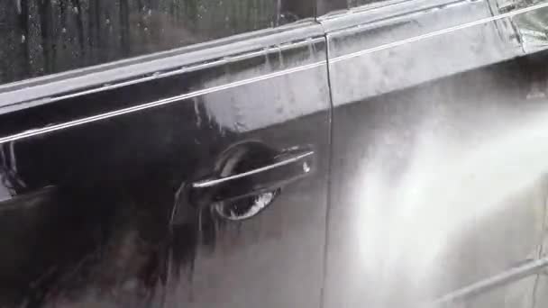 Rinsing off car — Stock Video
