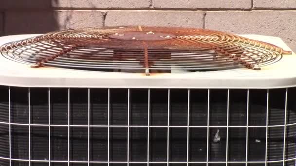 Rusty air conditioner condenser. — Stock Video