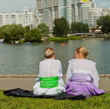 Minsk'te Gölü yakınlarında konuşurken iki belorussians bayanlar