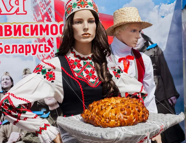 Běloruské národní oblečení a chléb — Stock fotografie