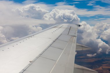 uçak kanadı, zemin, bulutlar ve gökyüzü