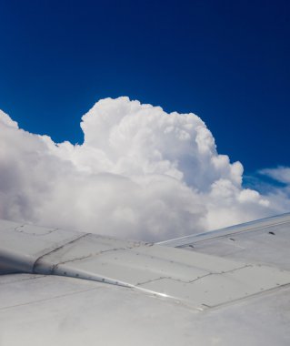 uçak kanadı, zemin, bulutlar ve gökyüzü
