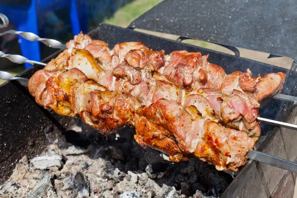 Straat sjasliek koken — Stockfoto