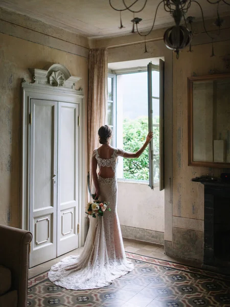 Girl Wedding Dress Stands Her Back Room Beautiful Old Villa — Stockfoto