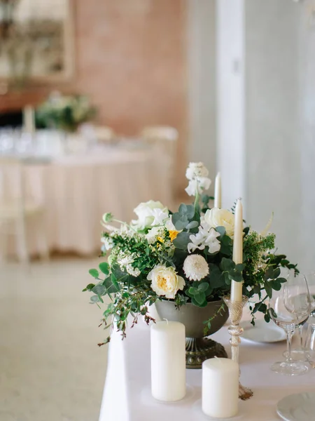 Wedding Decor Served Tables Ivory Candles Glasses Beautiful Wooden Tables — Foto de Stock