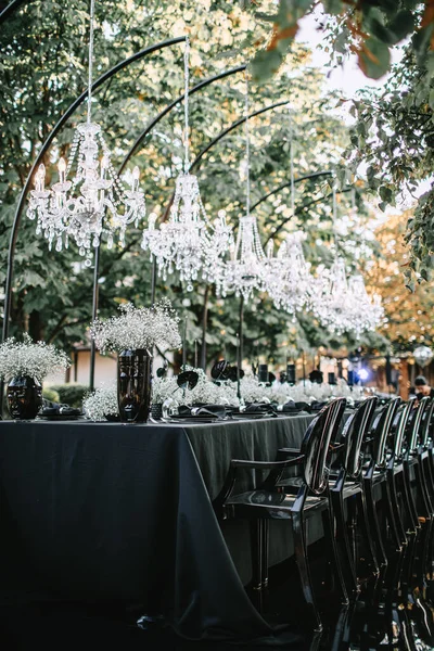 Serving Decorating Banquet Table Black White Flowers Black Candles Crockery — Stock fotografie