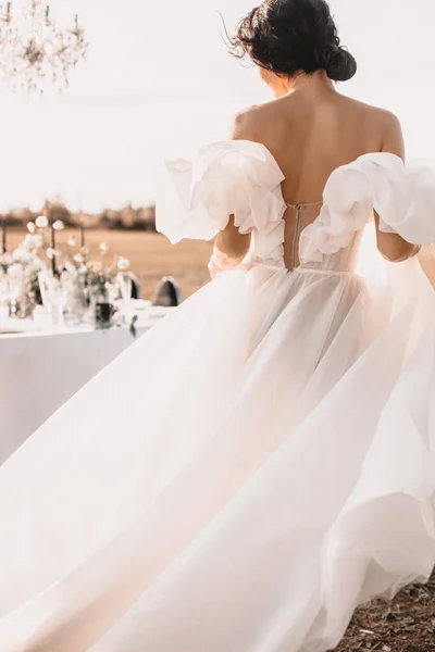 Bride Black Hair White Airy Dress Open Back Flowing Train — Stockfoto