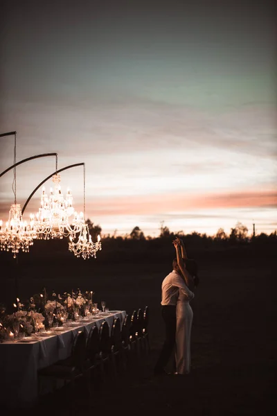 Couple Love Wedding Banquet Kisses Field Sunset Sky Table Wedding — Foto Stock