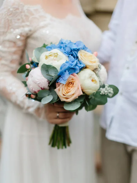 Bride Stands Holds Wedding Bouquet Close Bouquet Blue Hydrangea Cream — Foto Stock