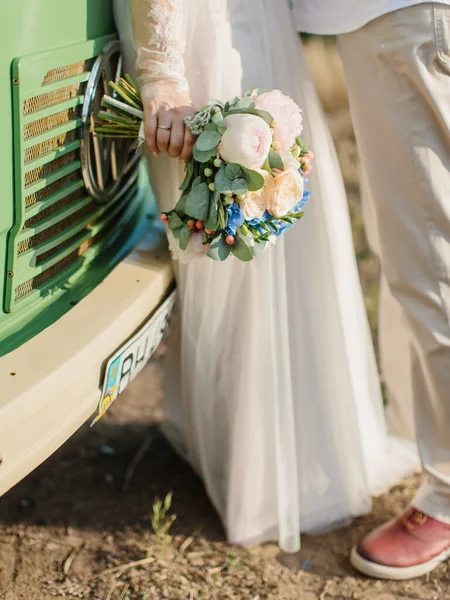 Bride White Dress Leans Green Volkswagen Van Holds Wedding Bouquet — Stockfoto