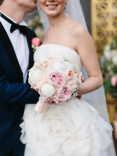 Bride White Dress Open Shoulders Veil Holds Wedding Bouquet White — Foto de Stock