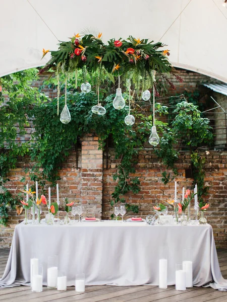 Wedding Table Newlyweds Served White Tablecloth Crockery Wine Glasses Decorated Immagini Stock Royalty Free