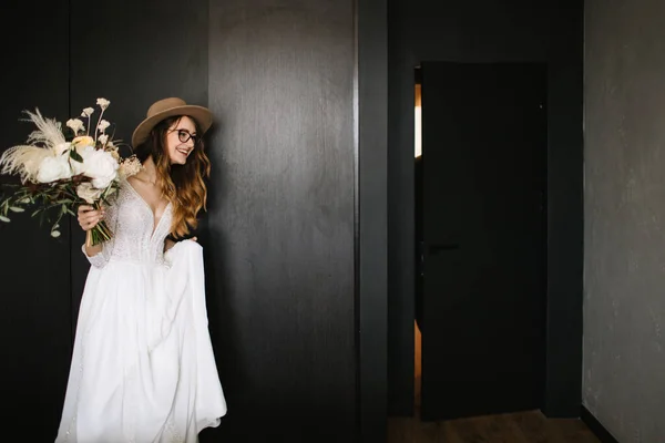 Die Braut Weißen Spitzenkleid Braunem Hut Und Brille Hält Einen — Stockfoto
