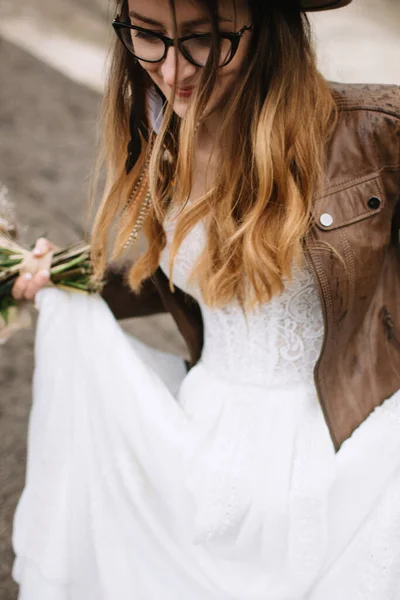 Bride White Dress Hat Leather Jacket Feathers Her Hair Looks — Foto Stock