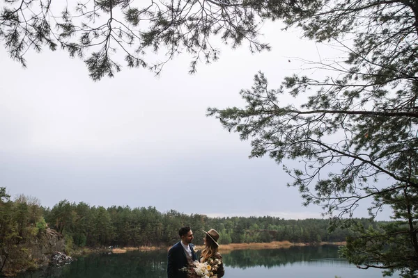 Bride Groom Standing Lake Forest Looking Each Other Smiling Bride — Foto Stock
