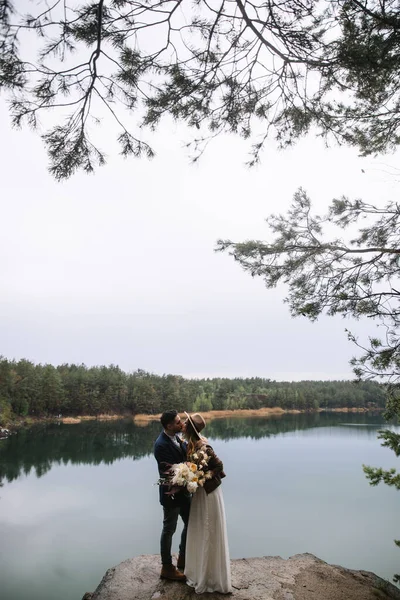 Bride Groom Stand Stone Lake Forest Kiss Bride Holds Wedding — Zdjęcie stockowe