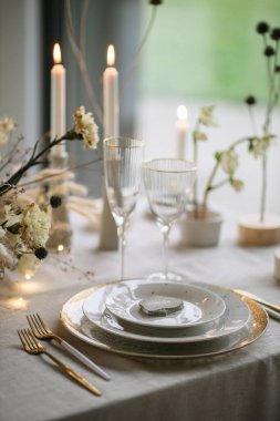 Düğün ziyafeti masasının süsü. Altın ve beyaz tabaklar üzerinde 