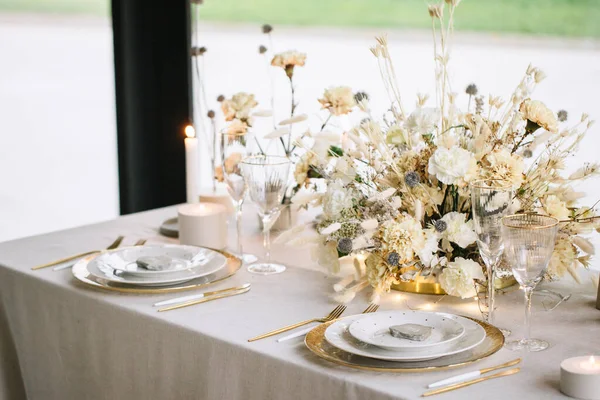 Servieren Und Dekorieren Der Hochzeitstafel Der Mitte Des Tisches Steht — Stockfoto