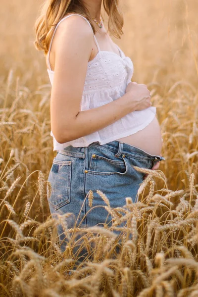 Μια Έγκυος Ξανθά Μαλλιά Λευκό Μπλουζάκι Και Τζιν Σορτς Στριφογυρίζει — Φωτογραφία Αρχείου