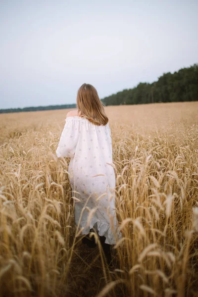 Uma Menina Loira Vestido Branco Atravessa Campo Trigo — Fotografia de Stock
