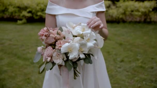 Noiva Mantém Buquê Casamento Flores Brancas Rosa — Vídeo de Stock