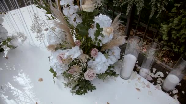 慢动作婚礼装潢 婚礼的地点 用鲜花装饰的拱门 节庆装饰的一部分 花卉布置 — 图库视频影像